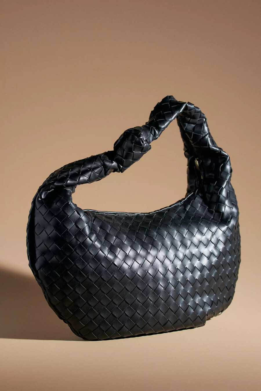 bolso satchel brigitte de piel sintética tejida de melie bianco edición extragrande
