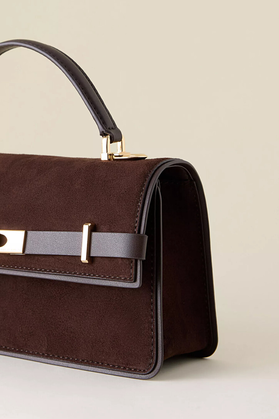 bolso de mano con cinturón y asa superior de charles keith arlet