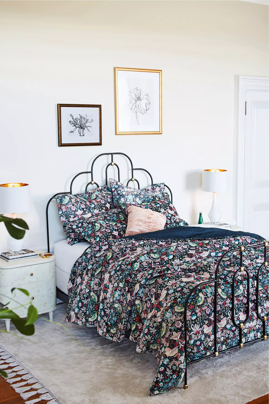 cama king size con decoración de hierro