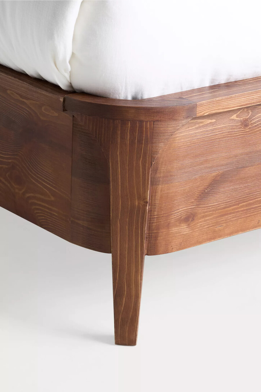 estructura de cama de madera aria