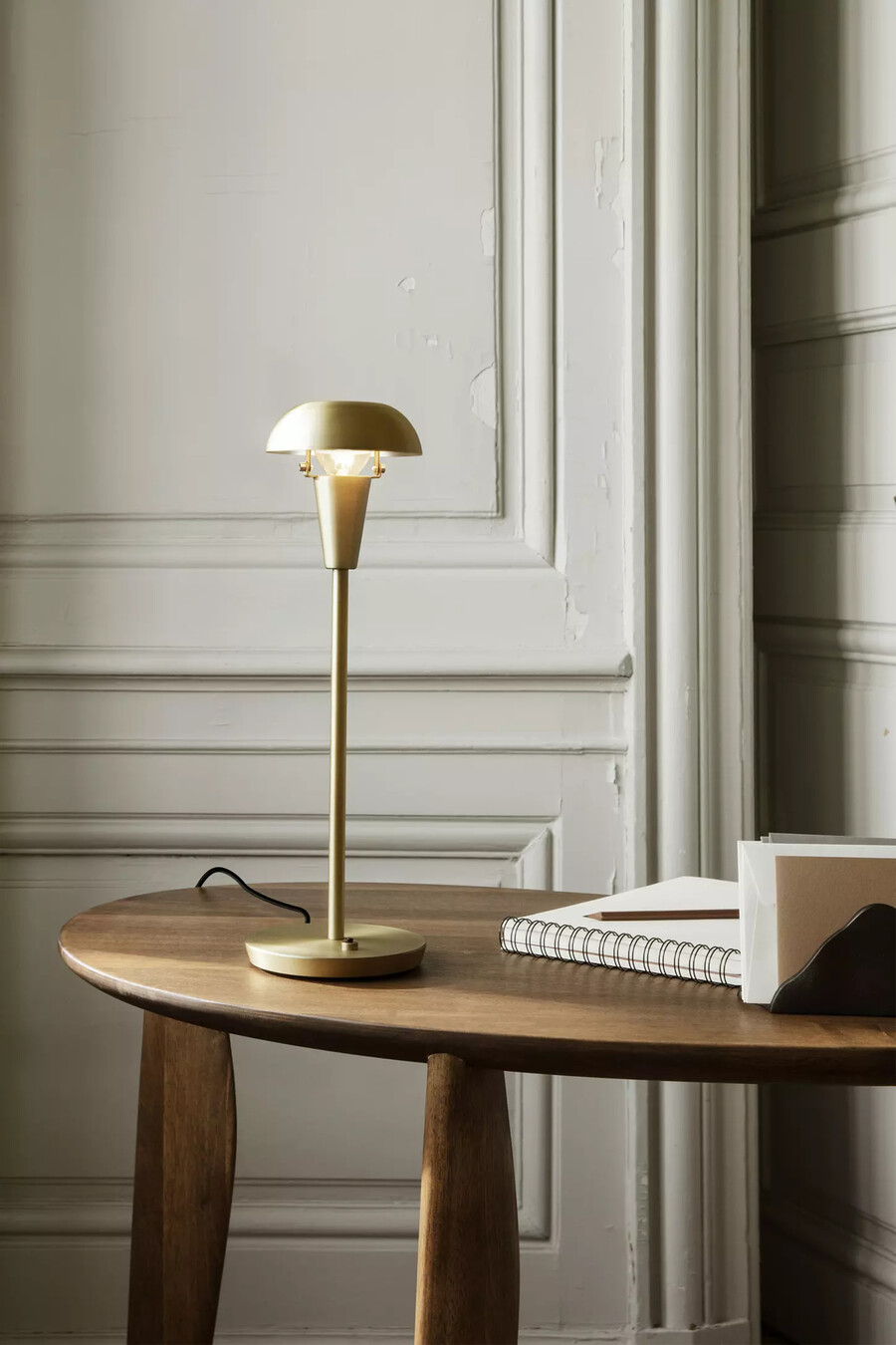 escritorio feve de nogal de ferm living