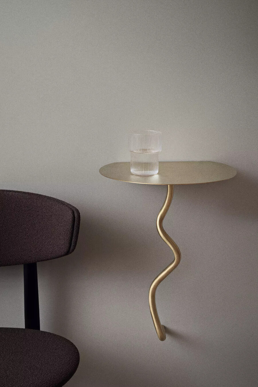 mesa de pared curvature de ferm living