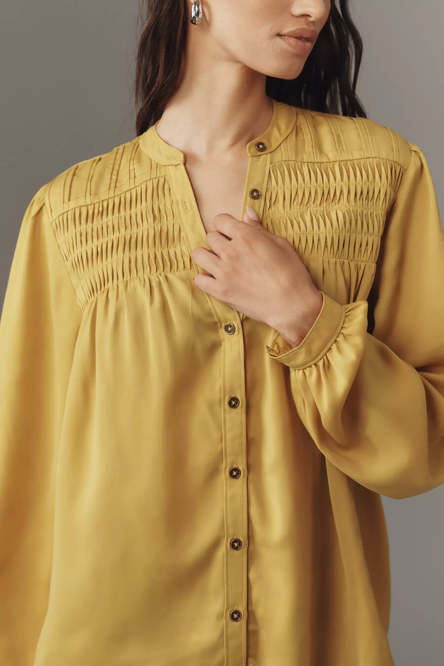 camisa abotonada fruncida de seda pilcro