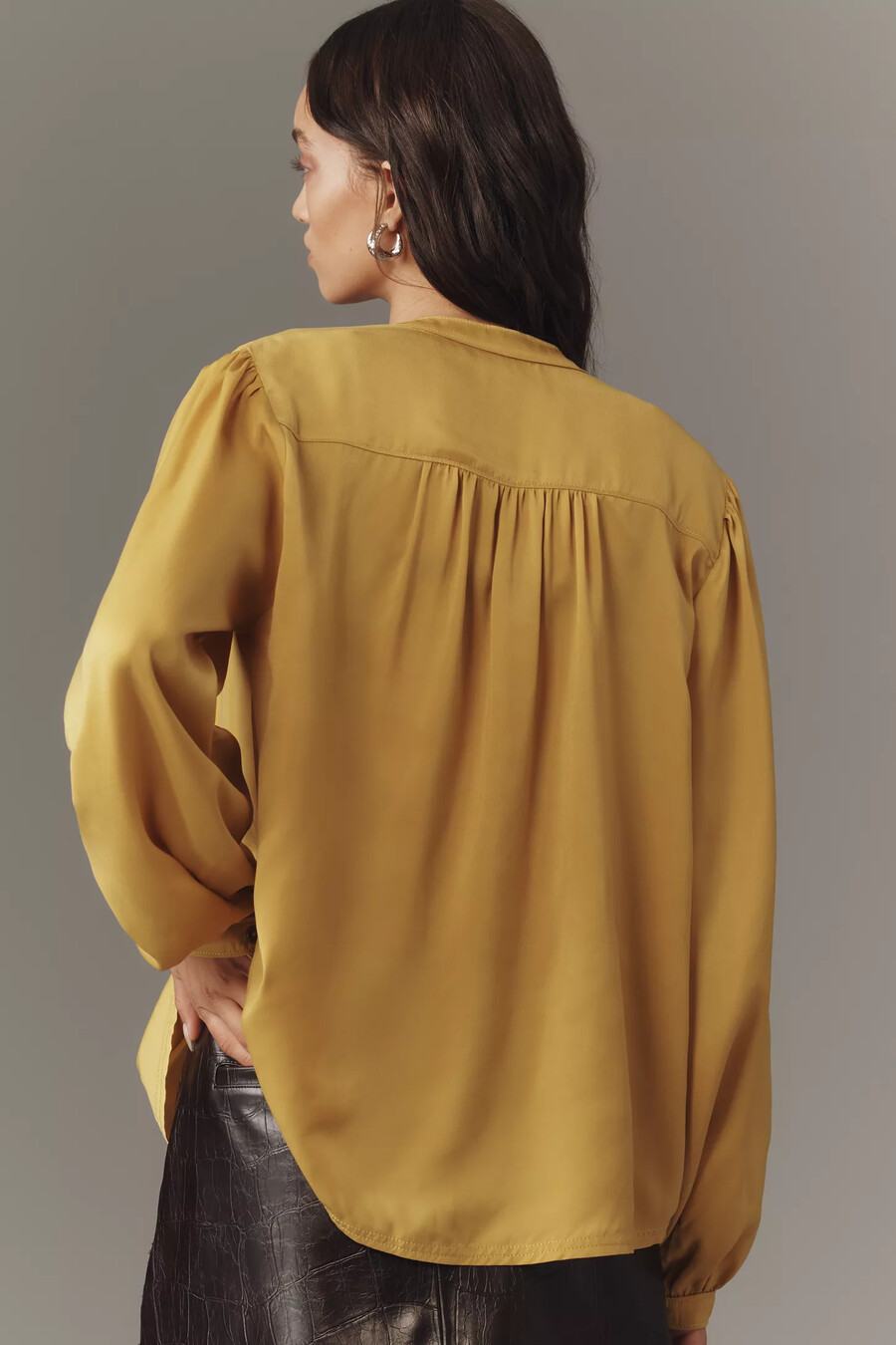 camisa abotonada fruncida de seda pilcro