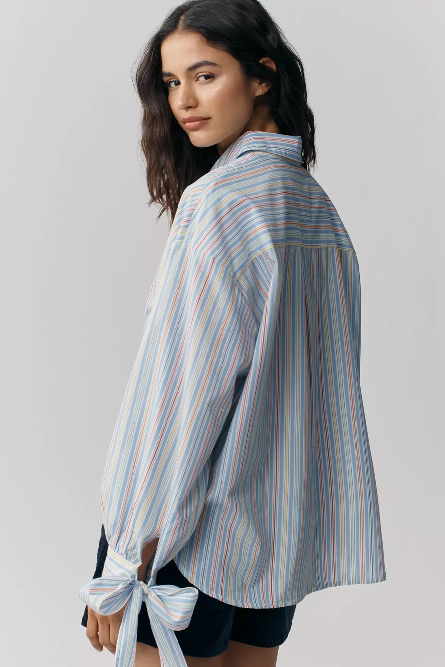 camisa con botones y puños con lazo de maeve
