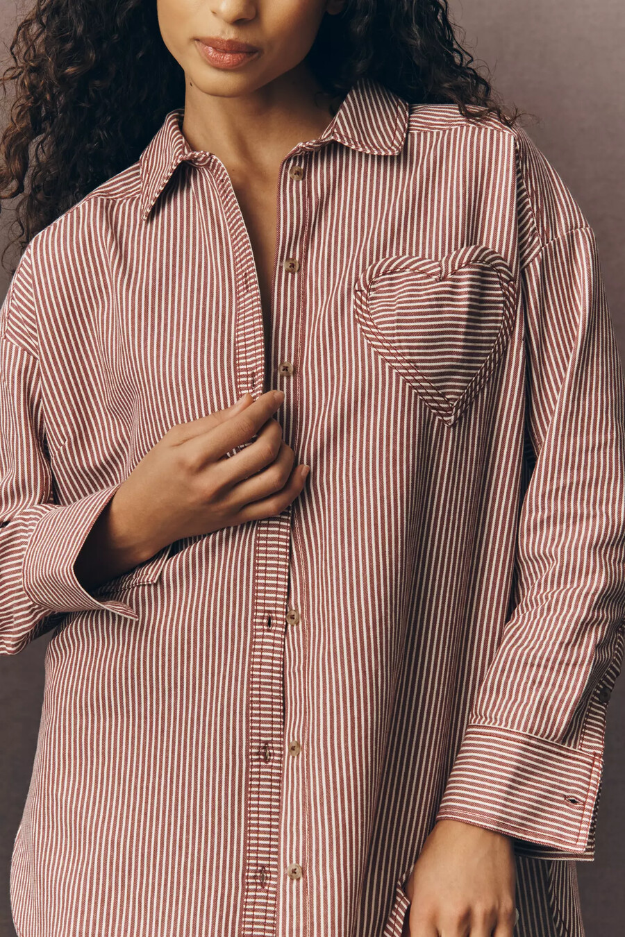 camisa de manga larga con botones y bolsillo en forma de corazón de pilcro