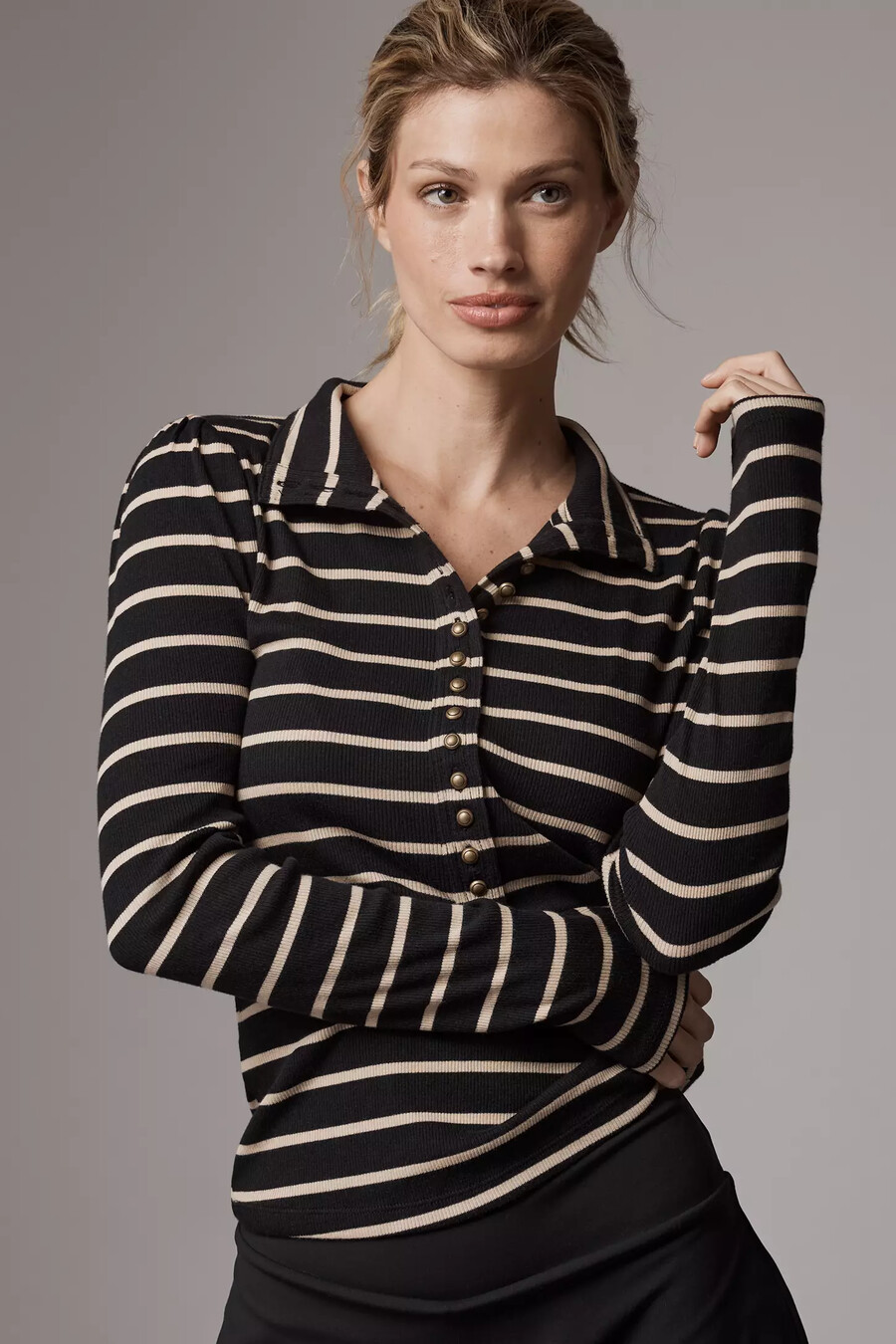 blusa de manga larga con botones y corte ajustado de pilcro