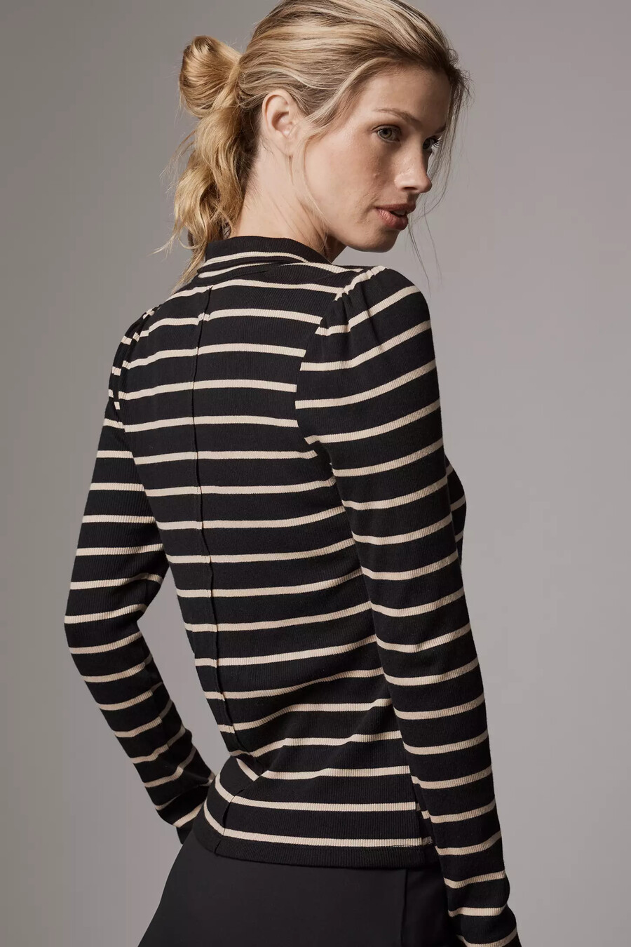 blusa de manga larga con botones y corte ajustado de pilcro