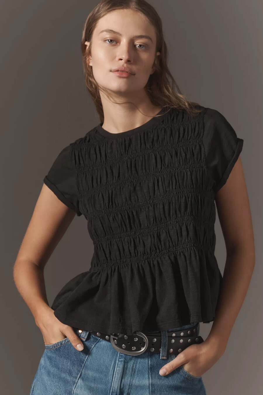 camiseta de cuello redondo y manga corta fruncida con teñido en prenda pilcro