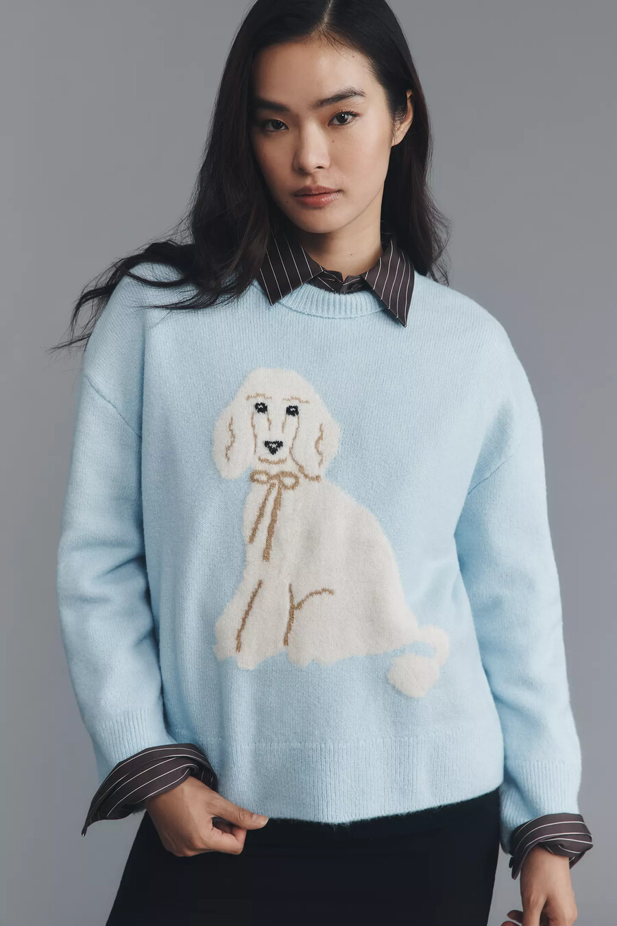 suéter con cuello redondo y icono de perro de maeve