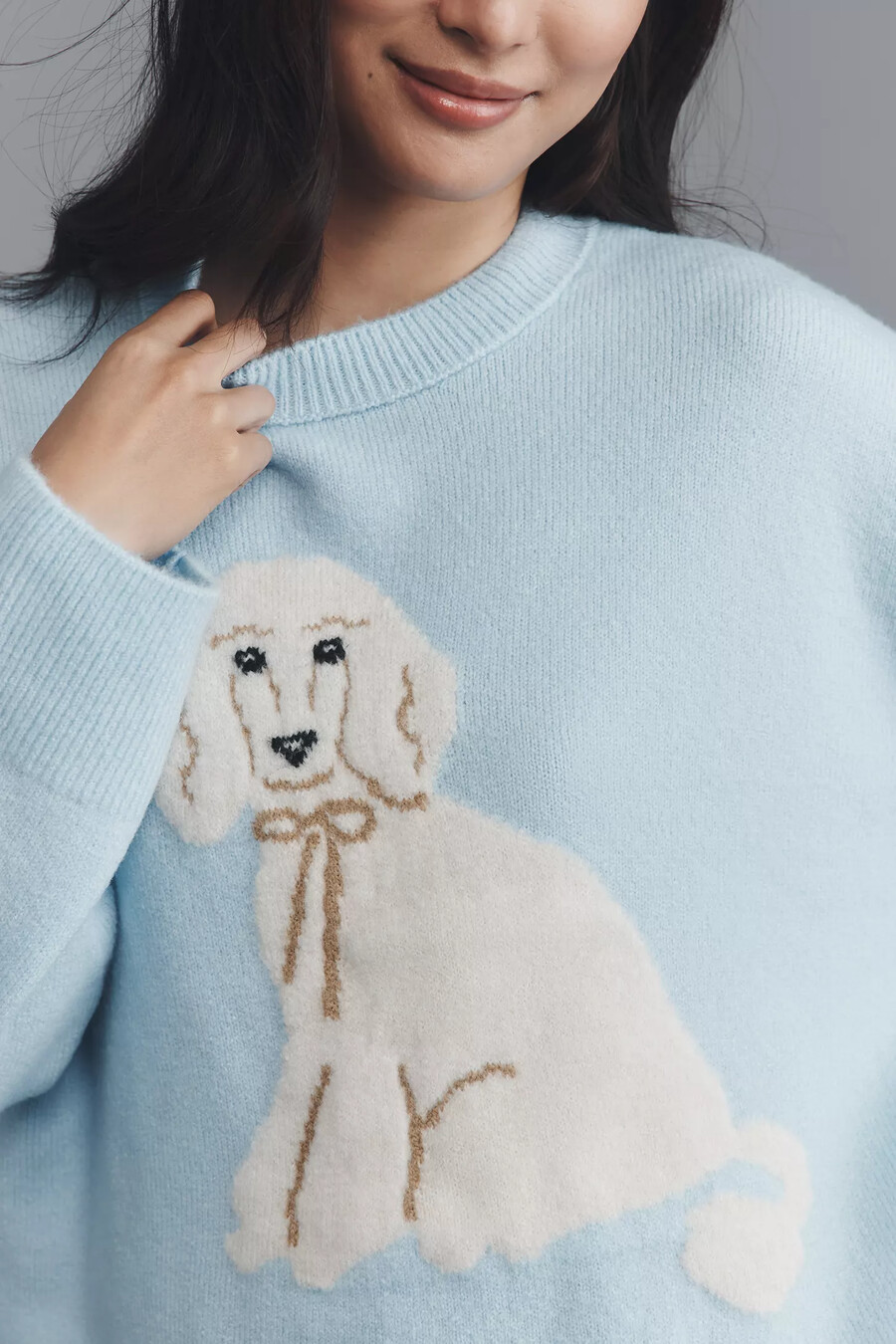 suéter con cuello redondo y icono de perro de maeve