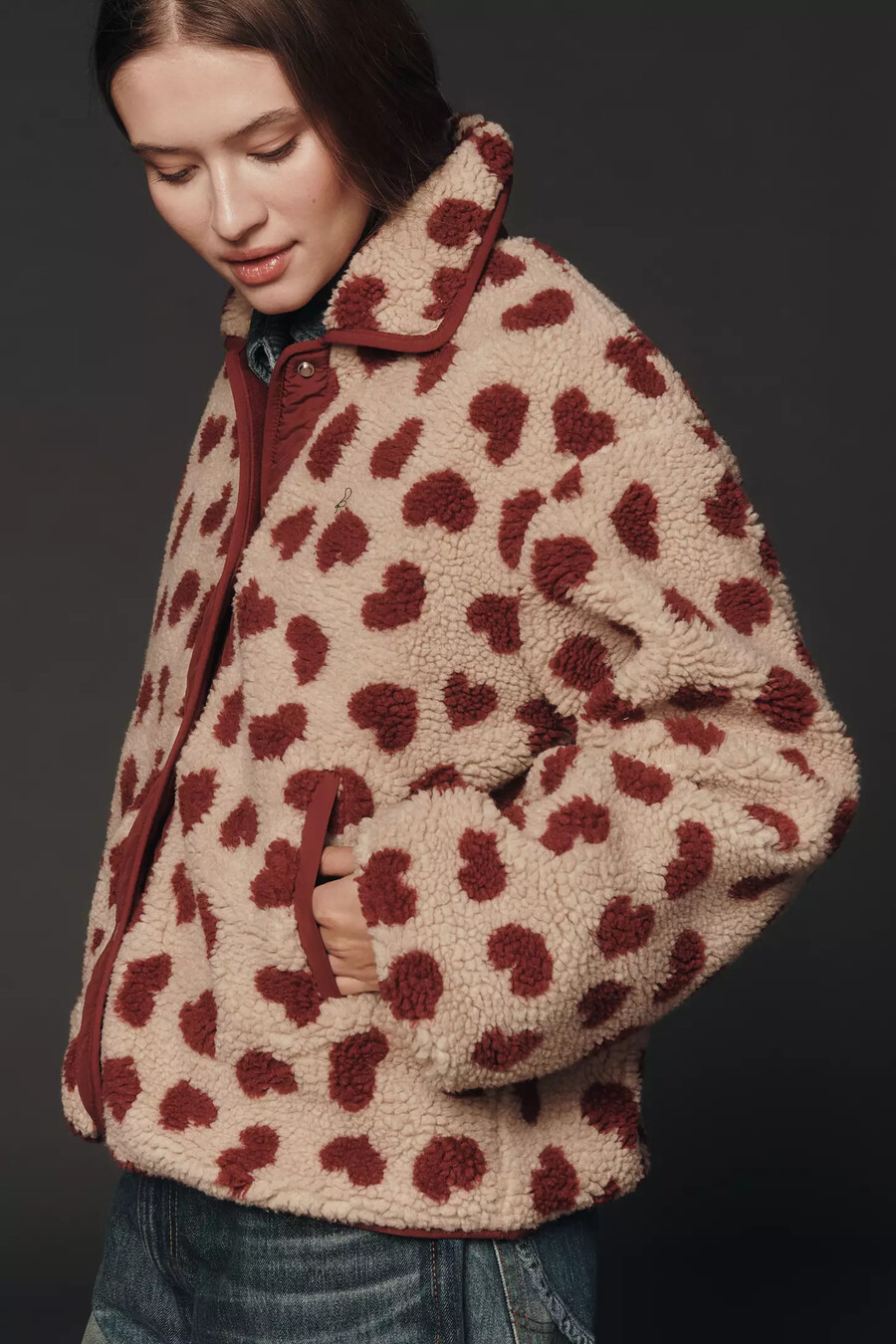 chaqueta de forro polar sherpa con estampado de corazones de maeve