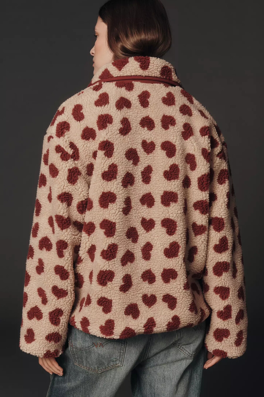 chaqueta de forro polar sherpa con estampado de corazones de maeve