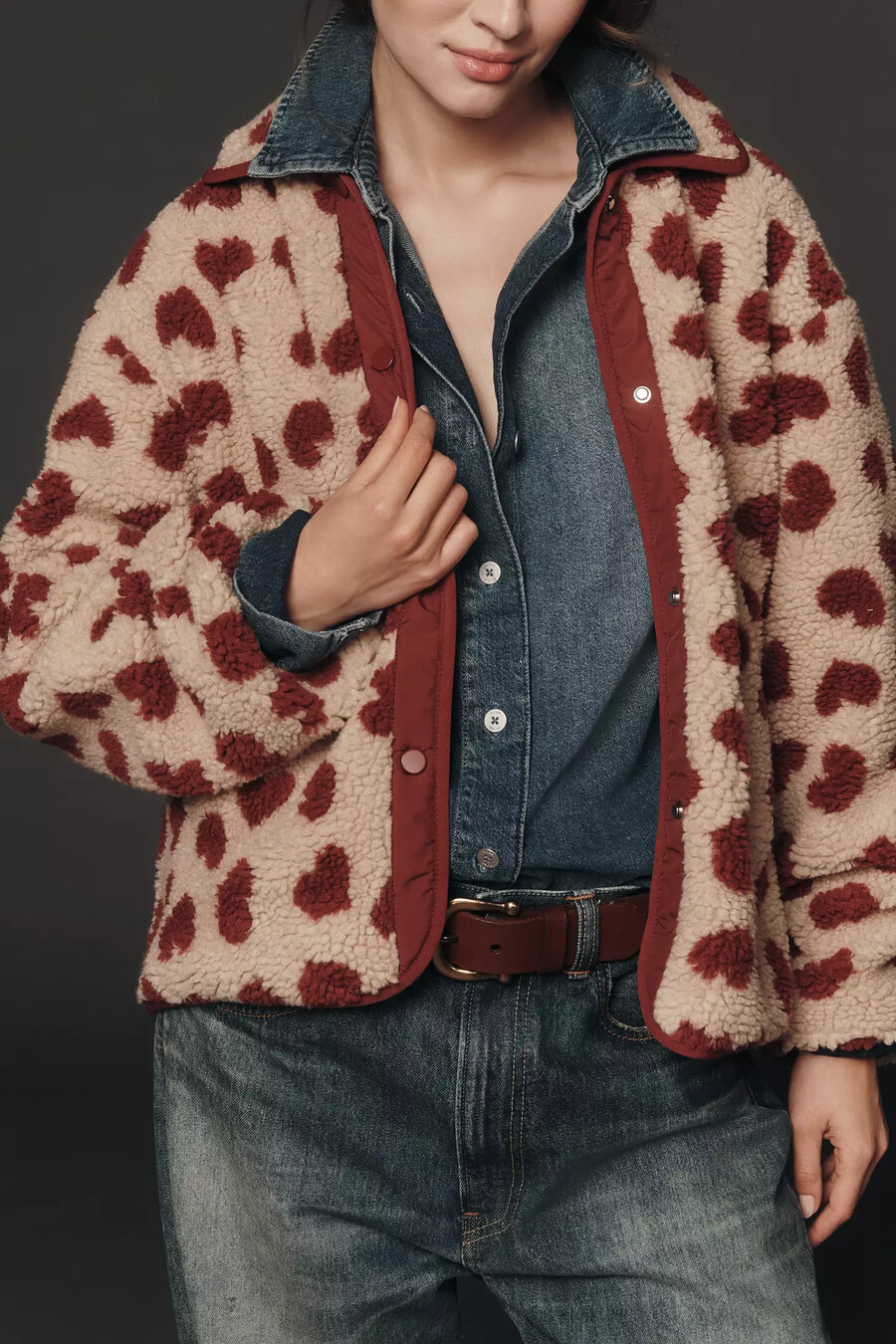 chaqueta de forro polar sherpa con estampado de corazones de maeve