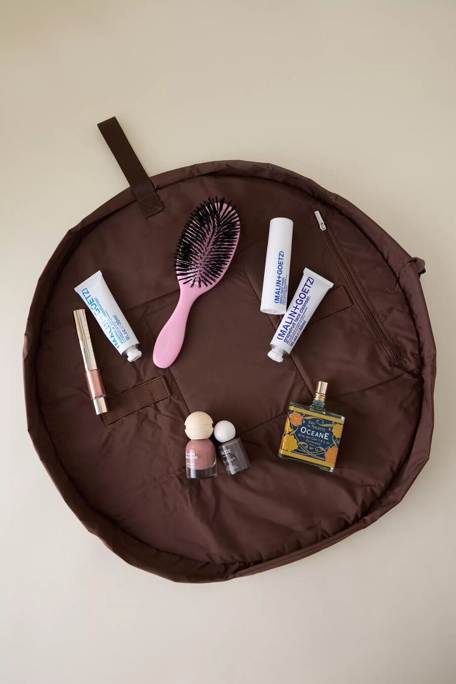 bolsa de maquillaje plana y abierta de the flat lay co.