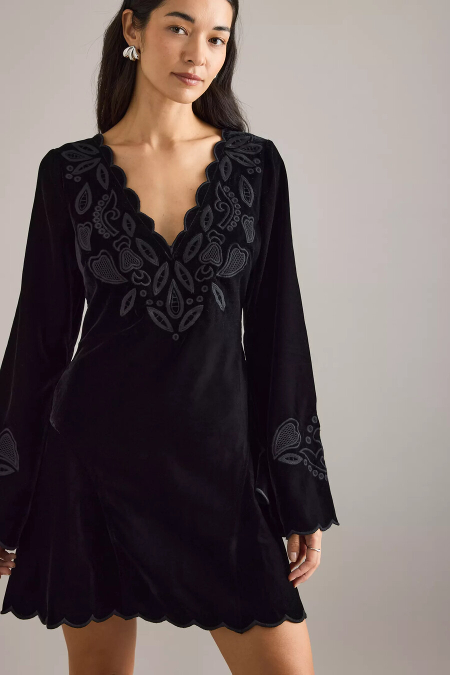 vestido mini festoneado con mangas acampanadas de terciopelo iris de anthropologie