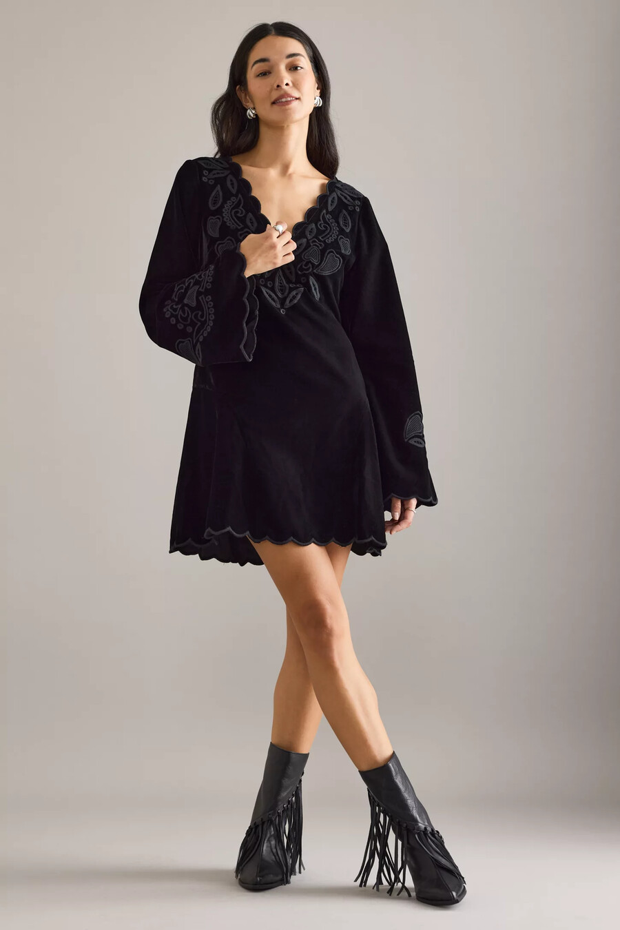 vestido mini festoneado con mangas acampanadas de terciopelo iris de anthropologie
