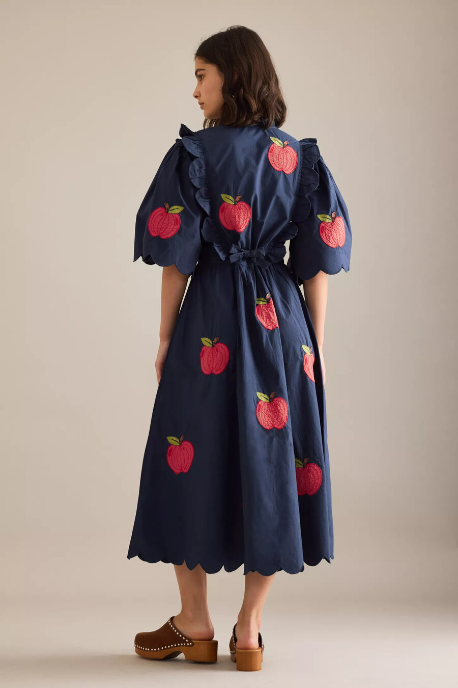 vestido midi bordado stella nova