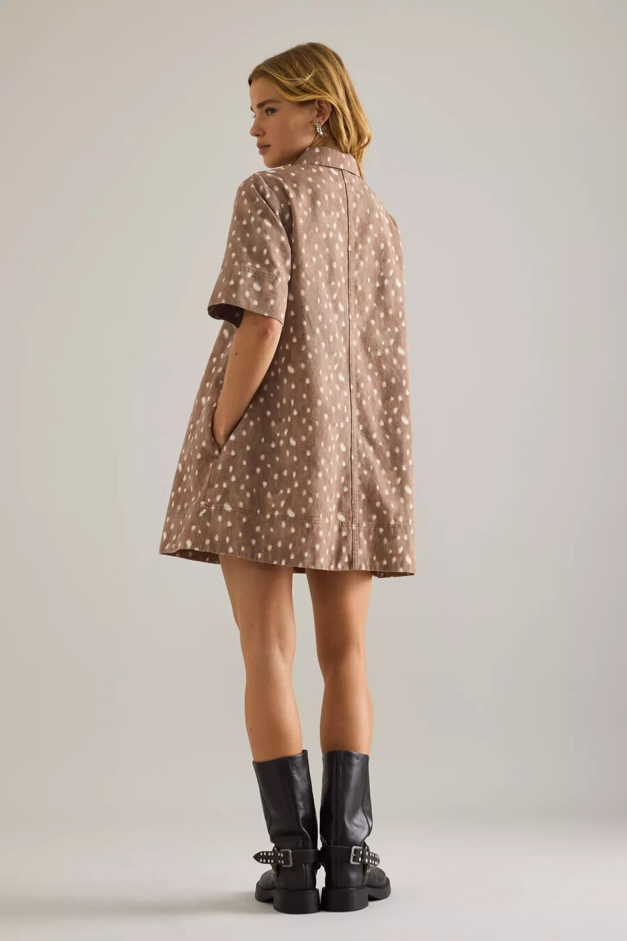 vestido mini de mezclilla con estampado de ciervos de anthropologie