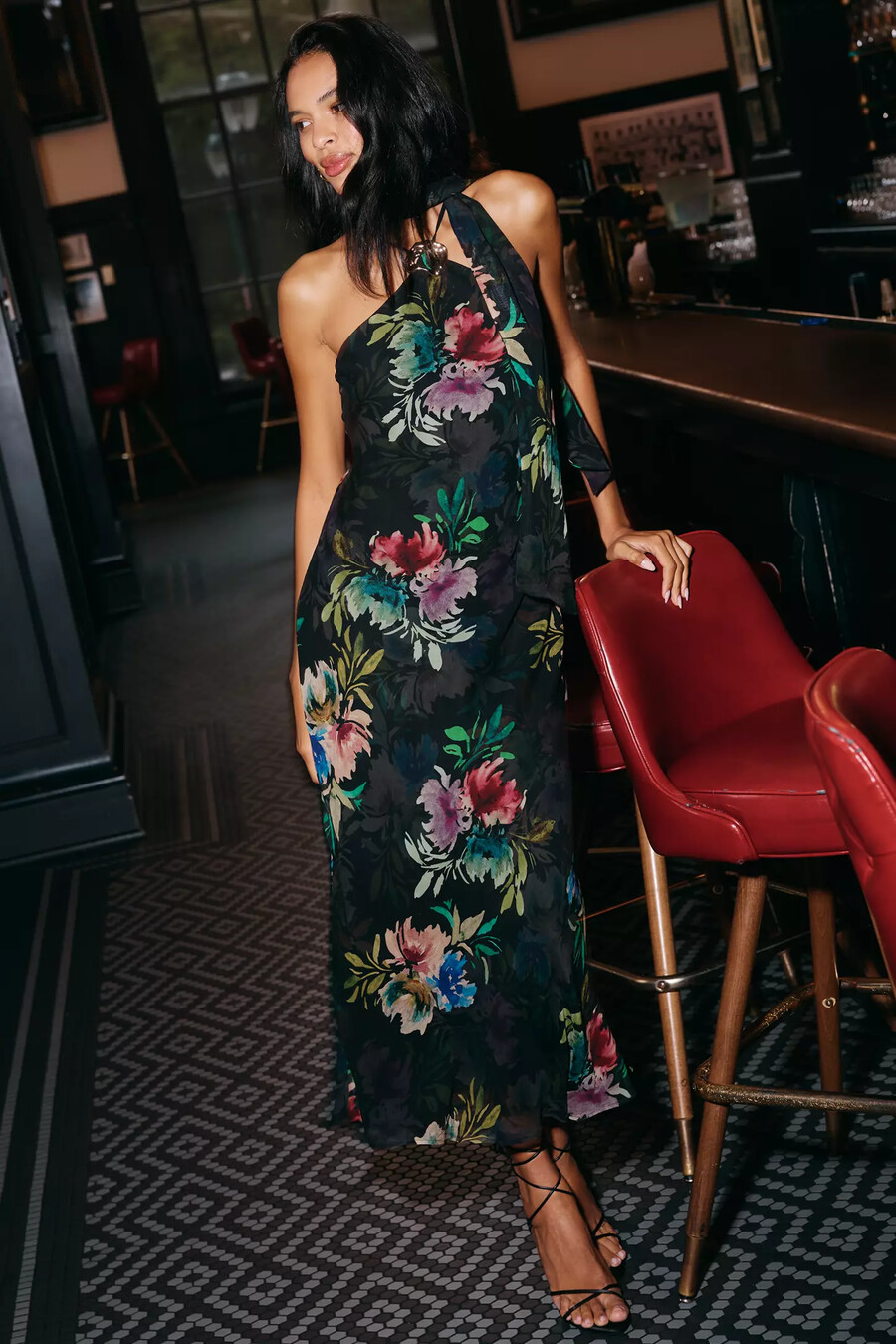 vestido largo con cuello halter y bufanda de anthropologie hardware