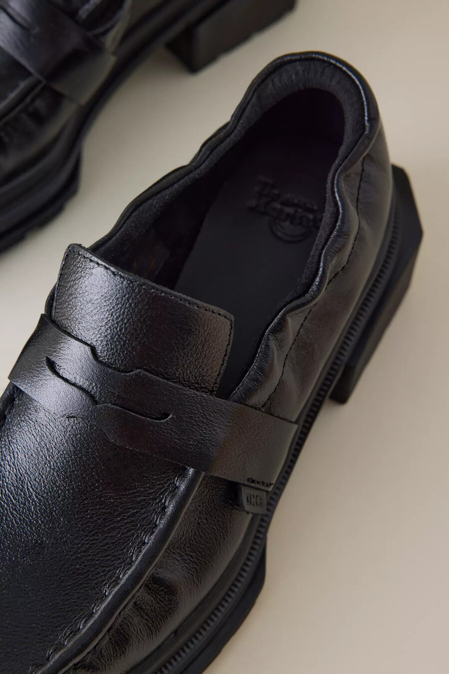 mocasines de cuero fruncidos maybole de dr. martens