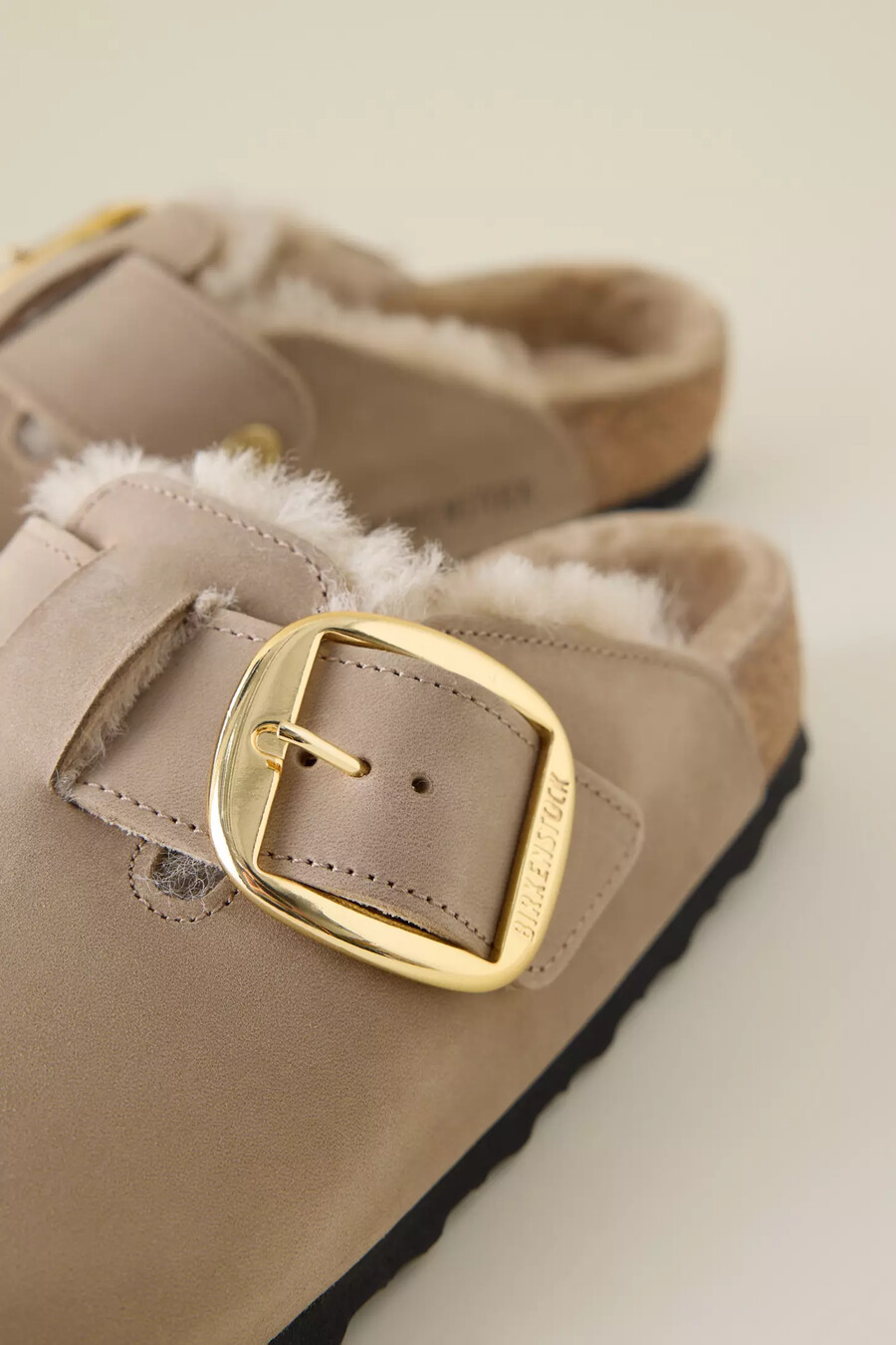 zuecos de piel de oveja con hebilla grande birkenstock boston