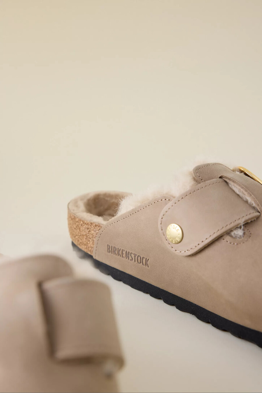 zuecos de piel de oveja con hebilla grande birkenstock boston