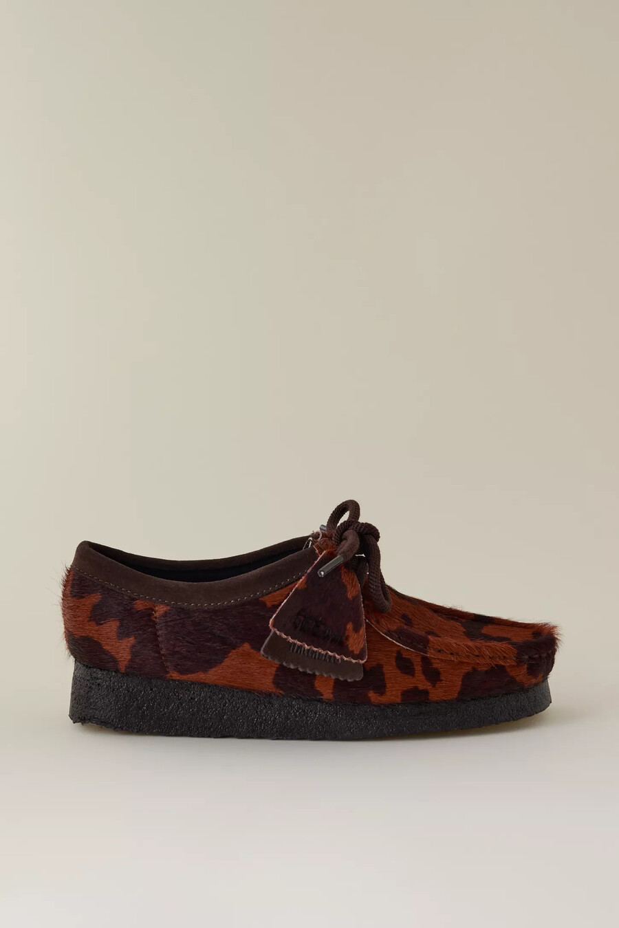 zapatos clarks wallabee con estampado de vaca marrón