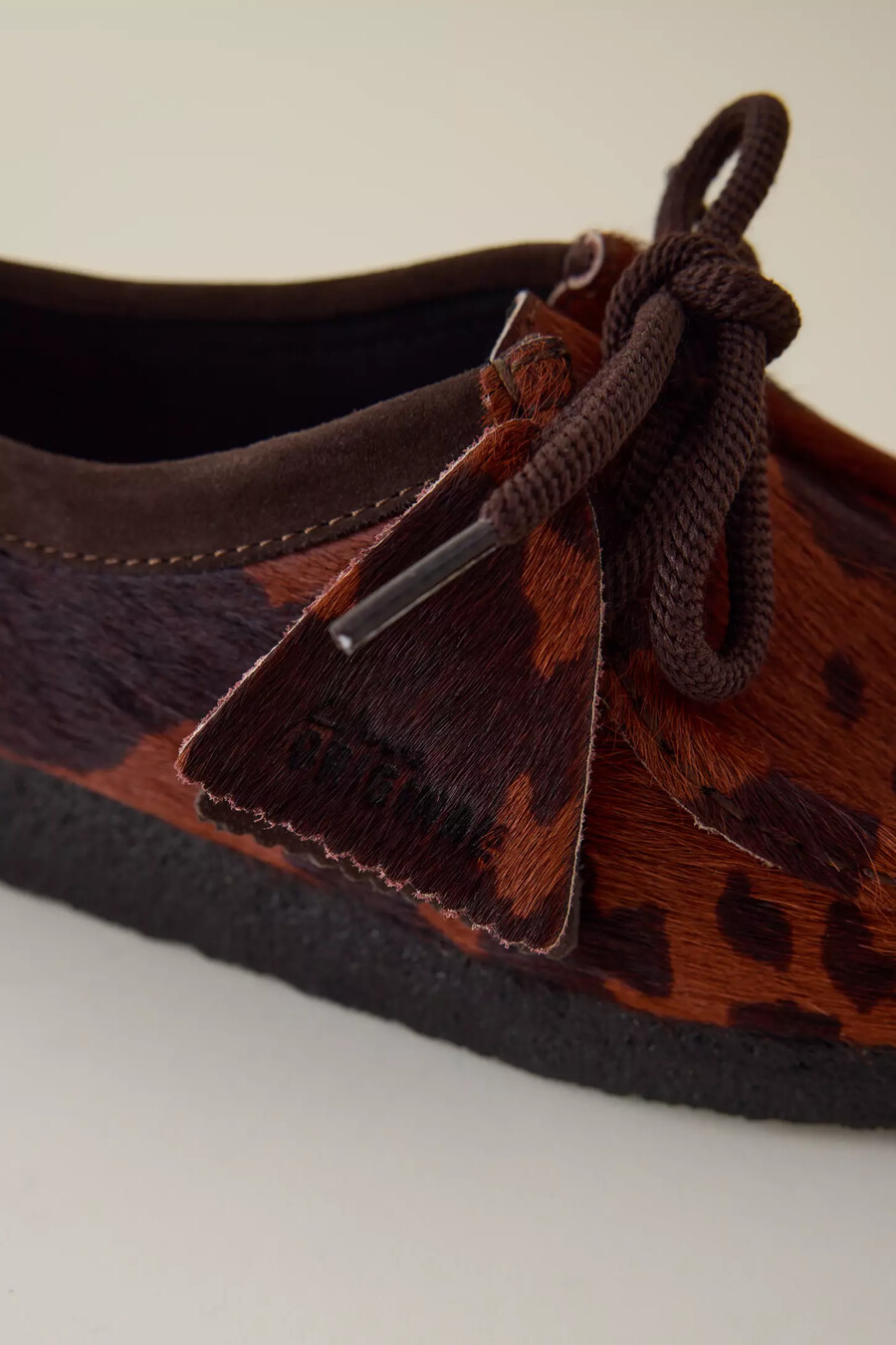 zapatos clarks wallabee con estampado de vaca marrón