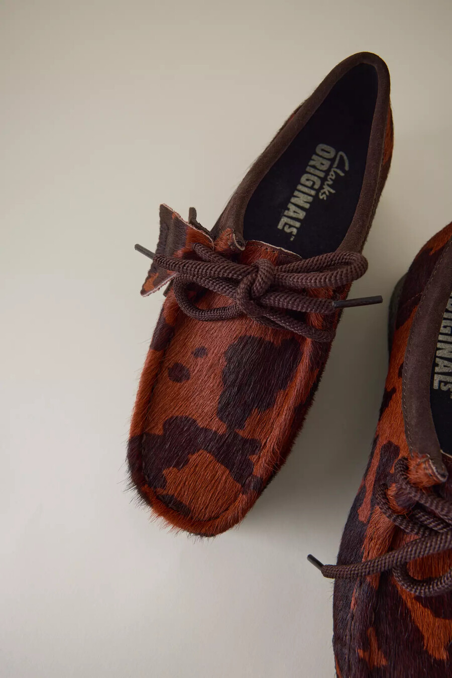 zapatos clarks wallabee con estampado de vaca marrón