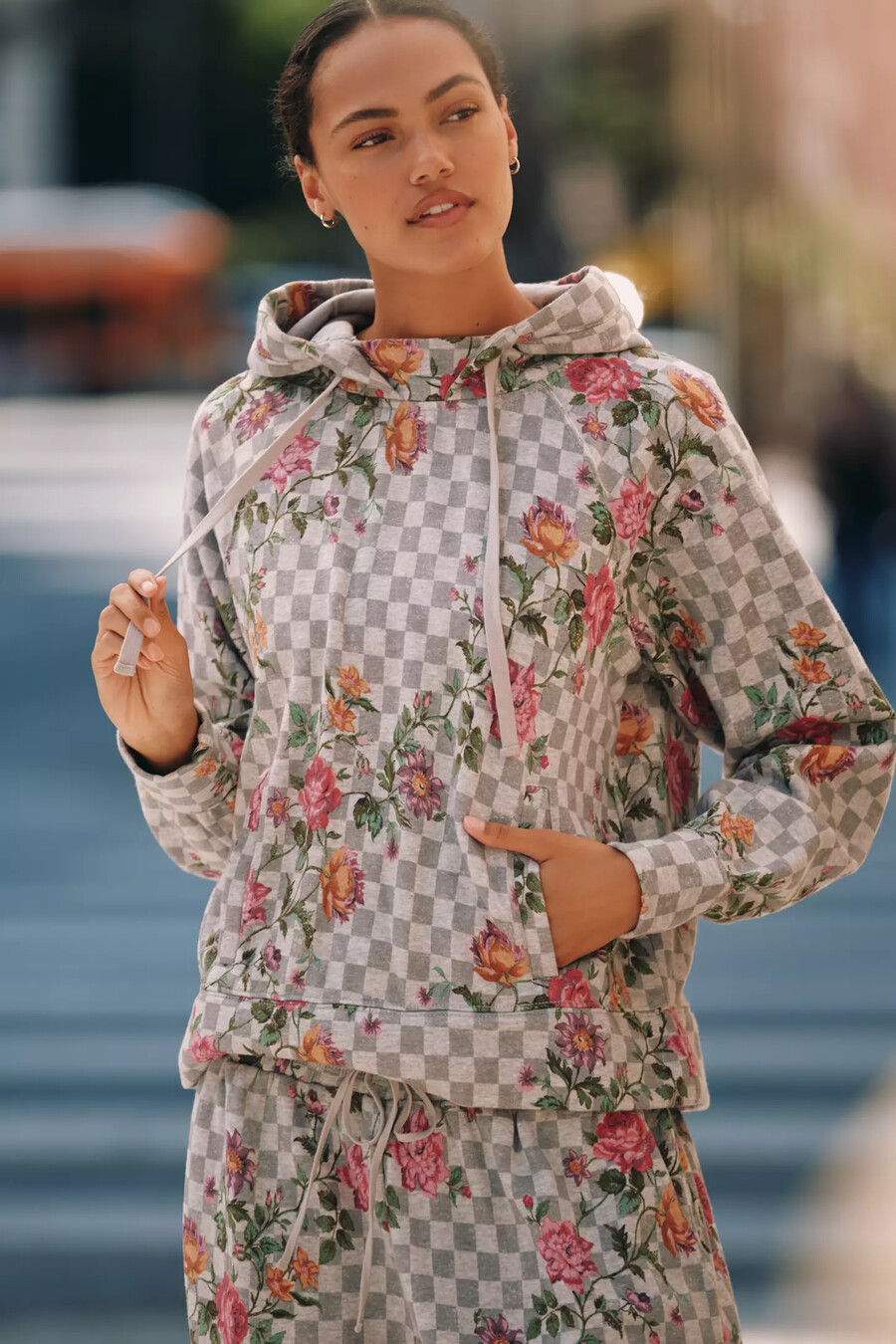 sudadera con capucha y estampado floral de cuadros para práctica diaria