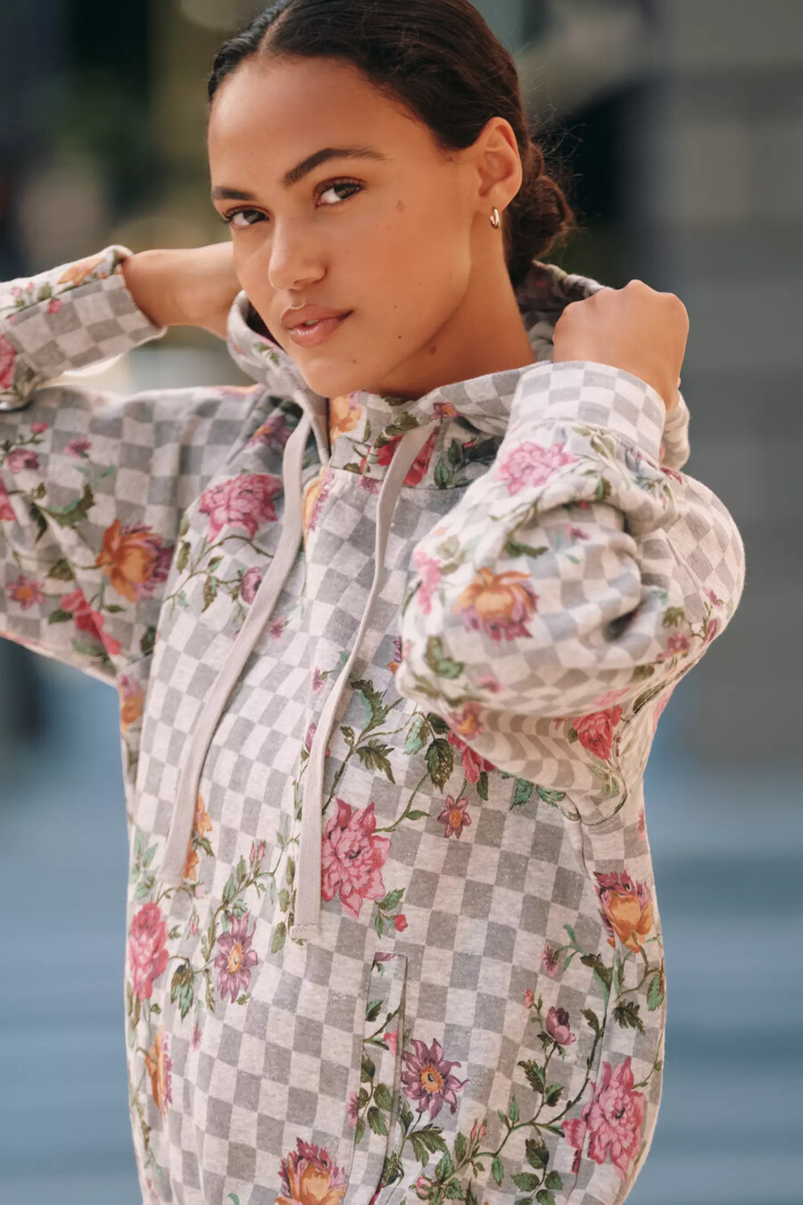 sudadera con capucha y estampado floral de cuadros para práctica diaria