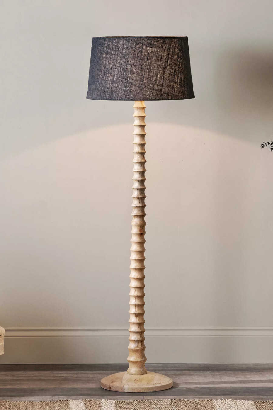 lámpara de pie nkuku avisa de madera de mango