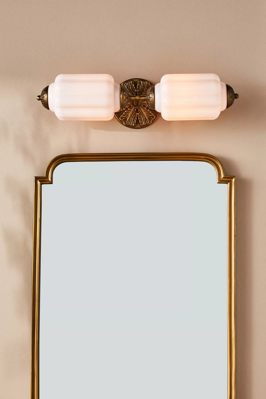 aplique de pared para tocador de vidrio lechoso con vieira eloise