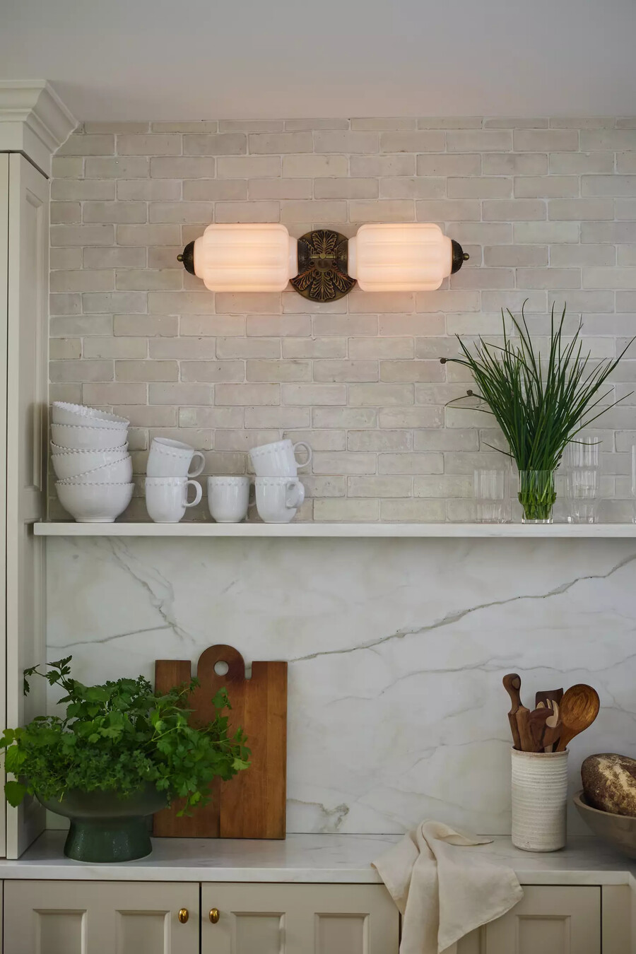 aplique de pared para tocador de vidrio lechoso con vieira eloise