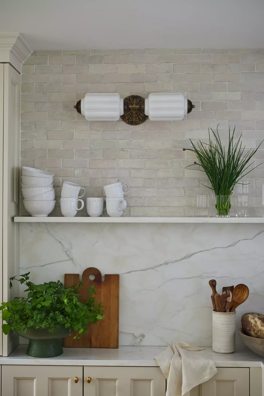 aplique de pared para tocador de vidrio lechoso con vieira eloise