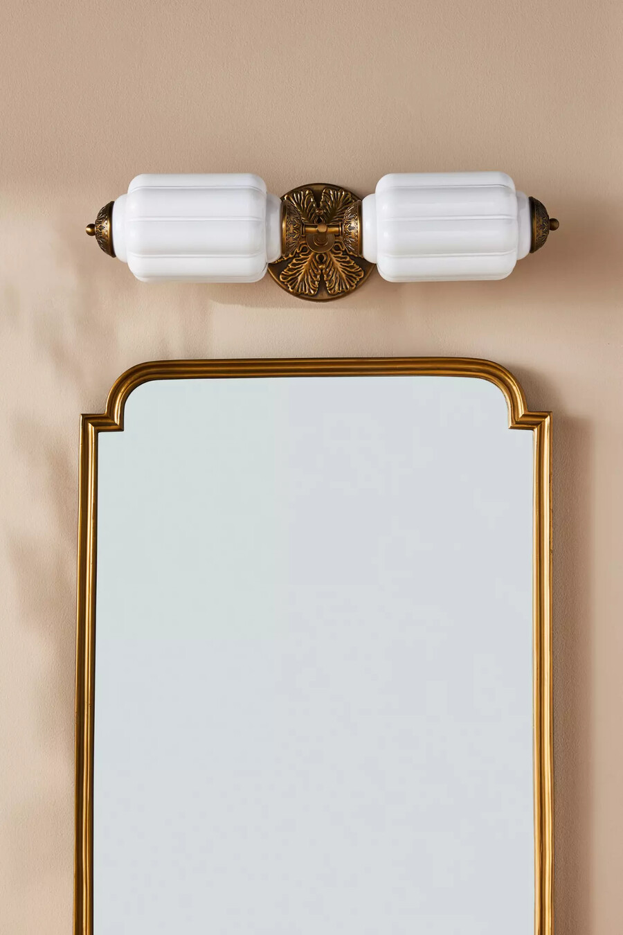 aplique de pared para tocador de vidrio lechoso con vieira eloise