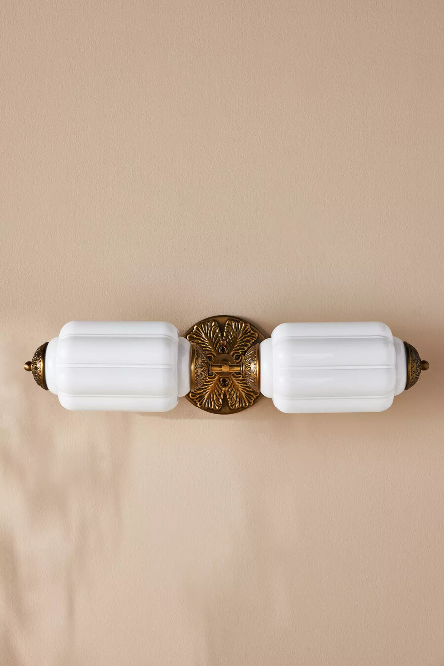 aplique de pared para tocador de vidrio lechoso con vieira eloise