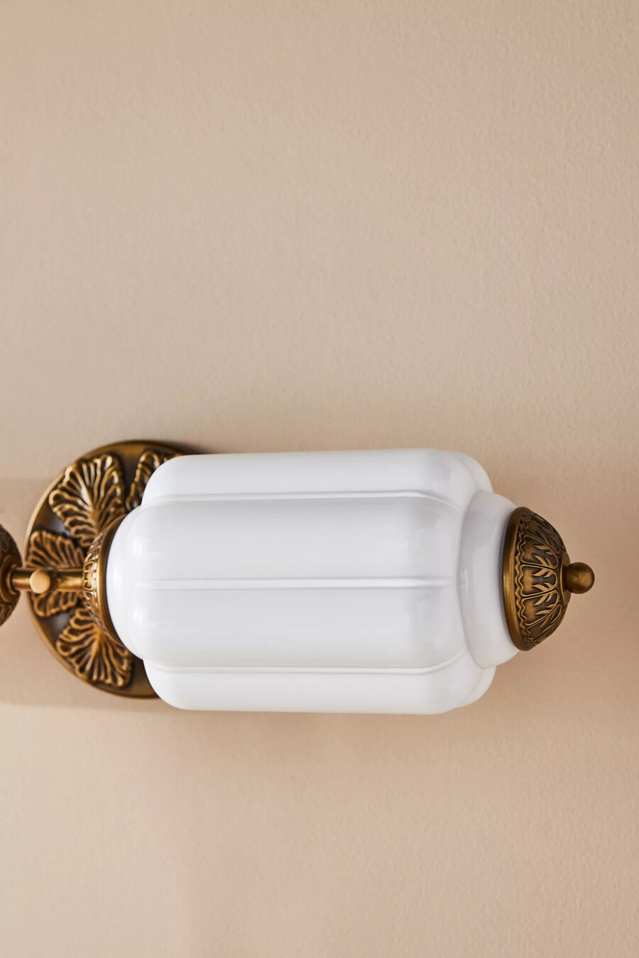 aplique de pared para tocador de vidrio lechoso con vieira eloise