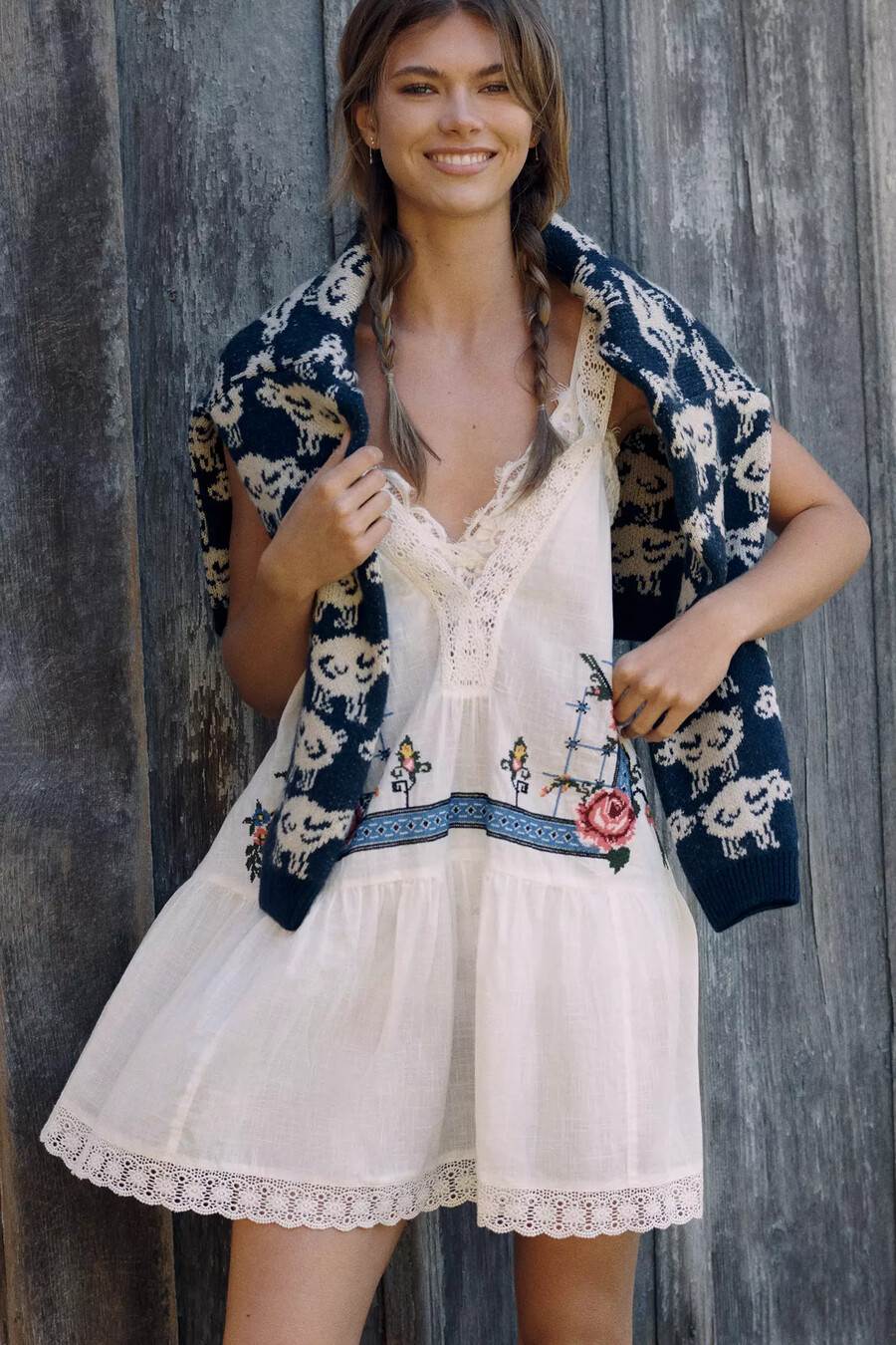 vestido mini con vuelo y ribete de encaje de lyrebird