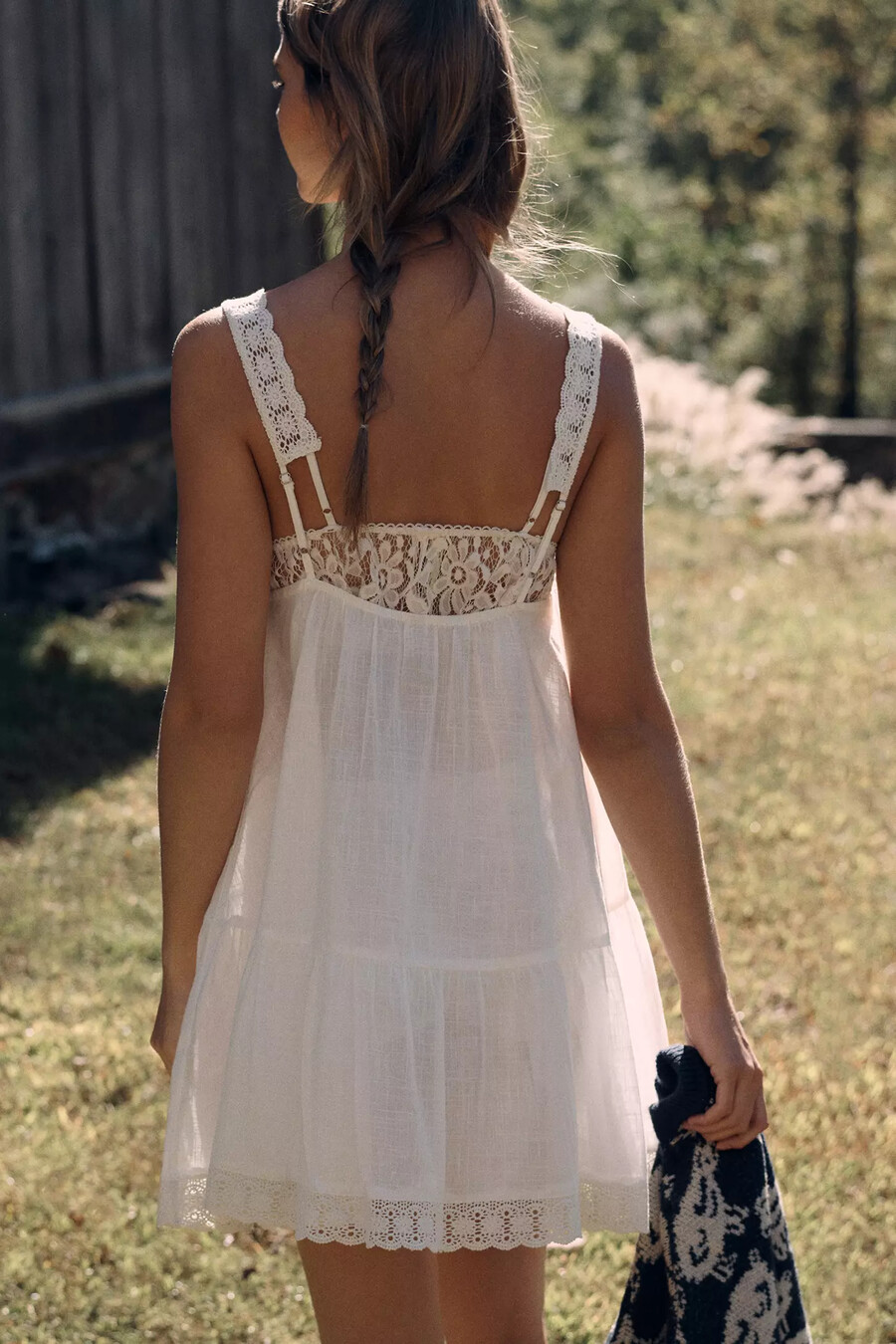 vestido mini con vuelo y ribete de encaje de lyrebird
