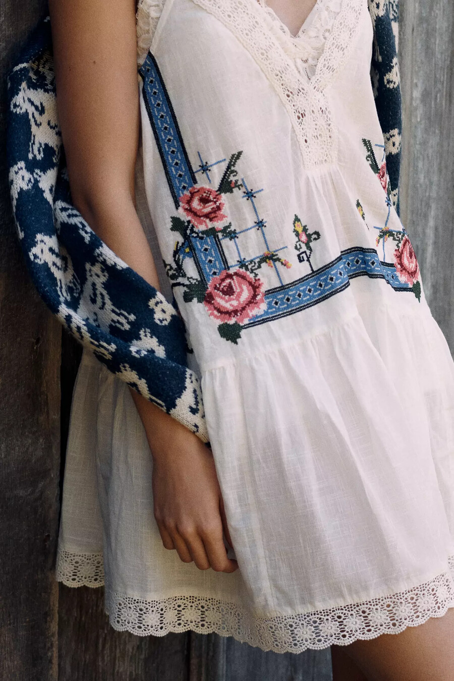 vestido mini con vuelo y ribete de encaje de lyrebird