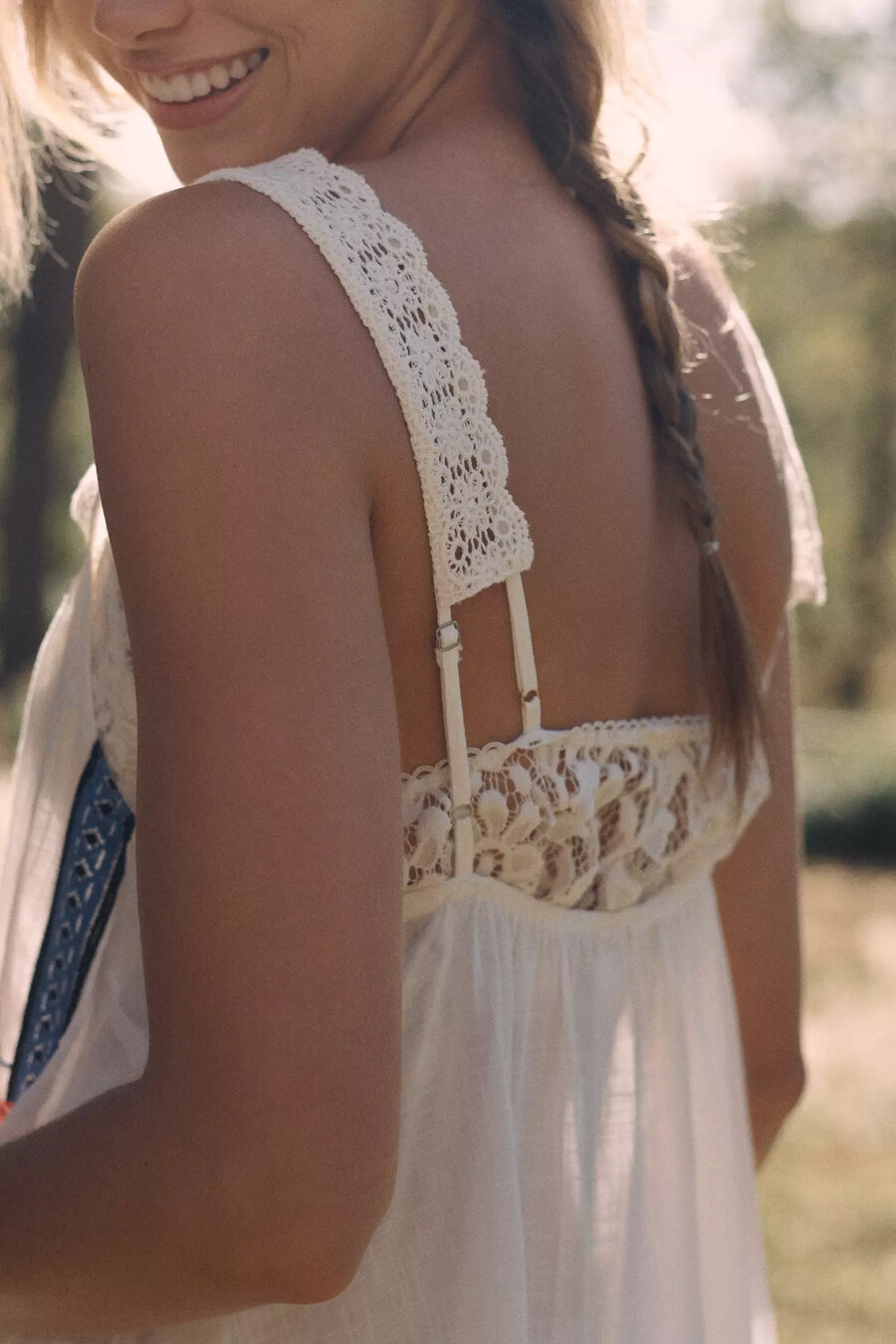 vestido mini con vuelo y ribete de encaje de lyrebird