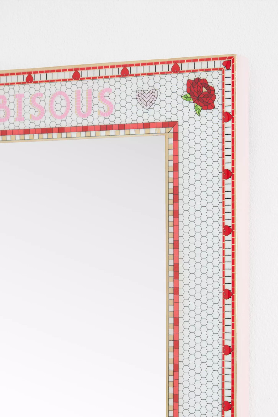 espejo de pared con galería de retratos de azulejos bistro
