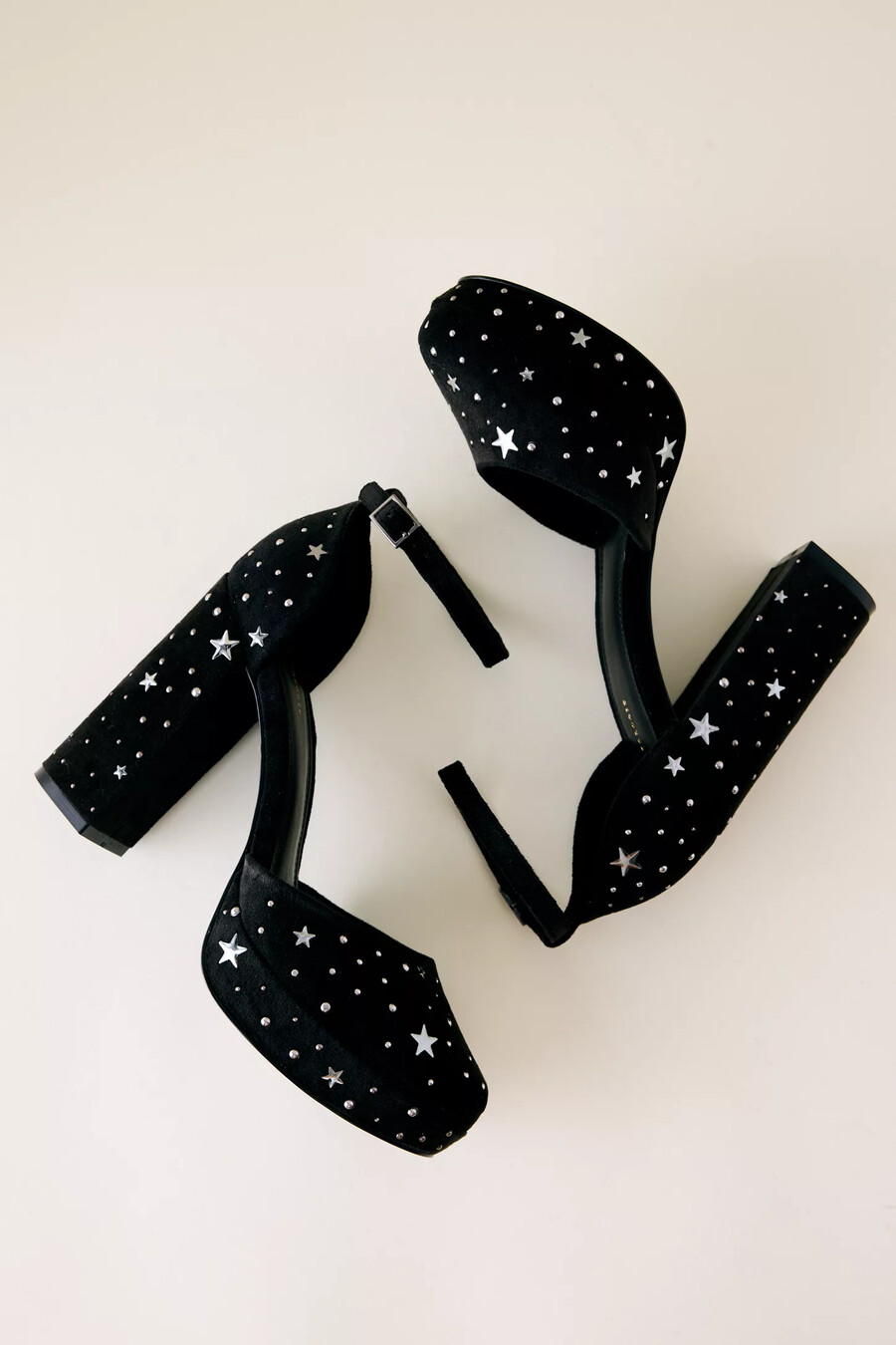 tacones de plataforma con estrellas de terciopelo de anthropologie