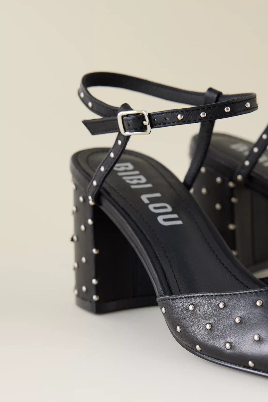 tacones con tachuelas emily de bibi lou