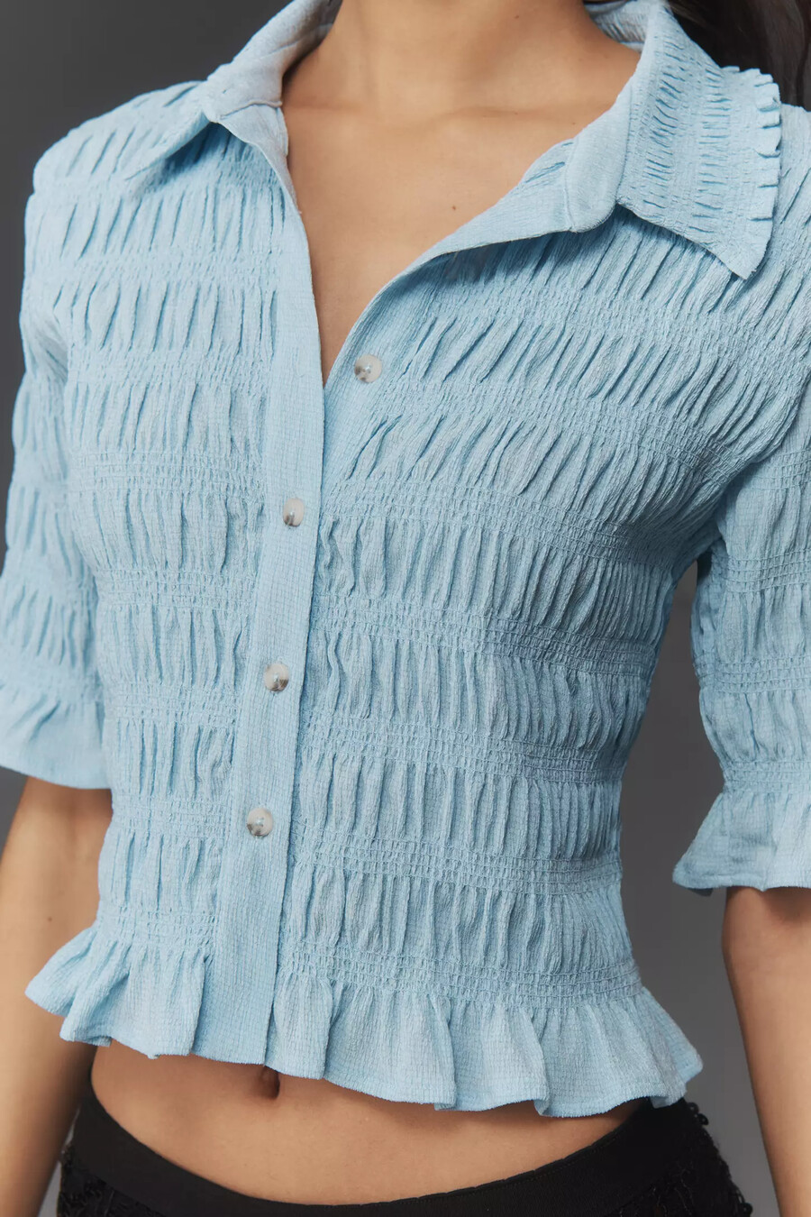blusa con botones y volantes maeve