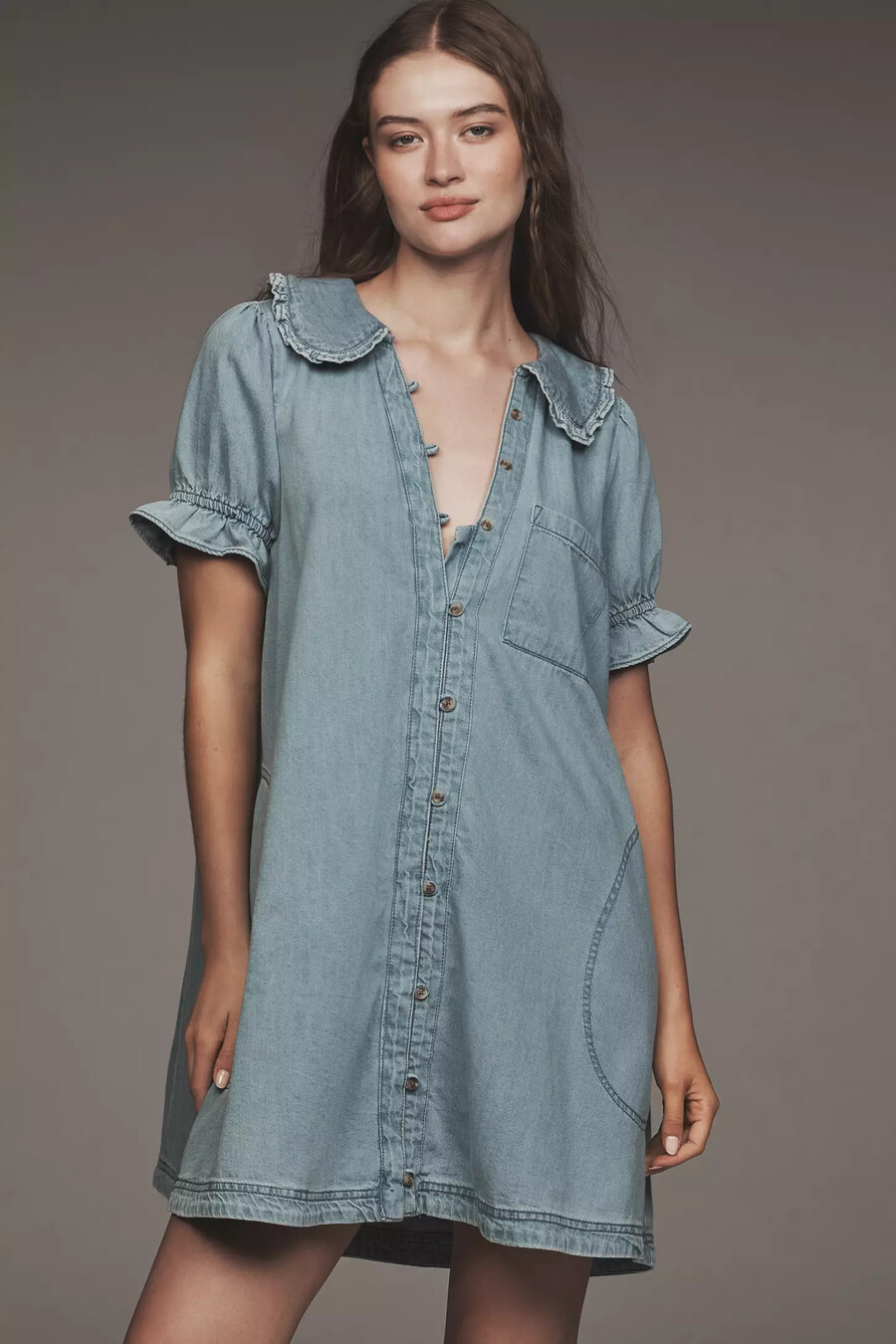 el minivestido keira con cuello y botones al frente de pilcro