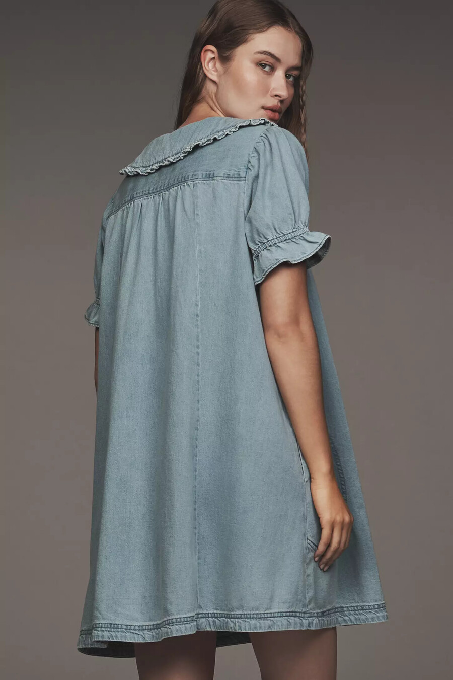 el minivestido keira con cuello y botones al frente de pilcro