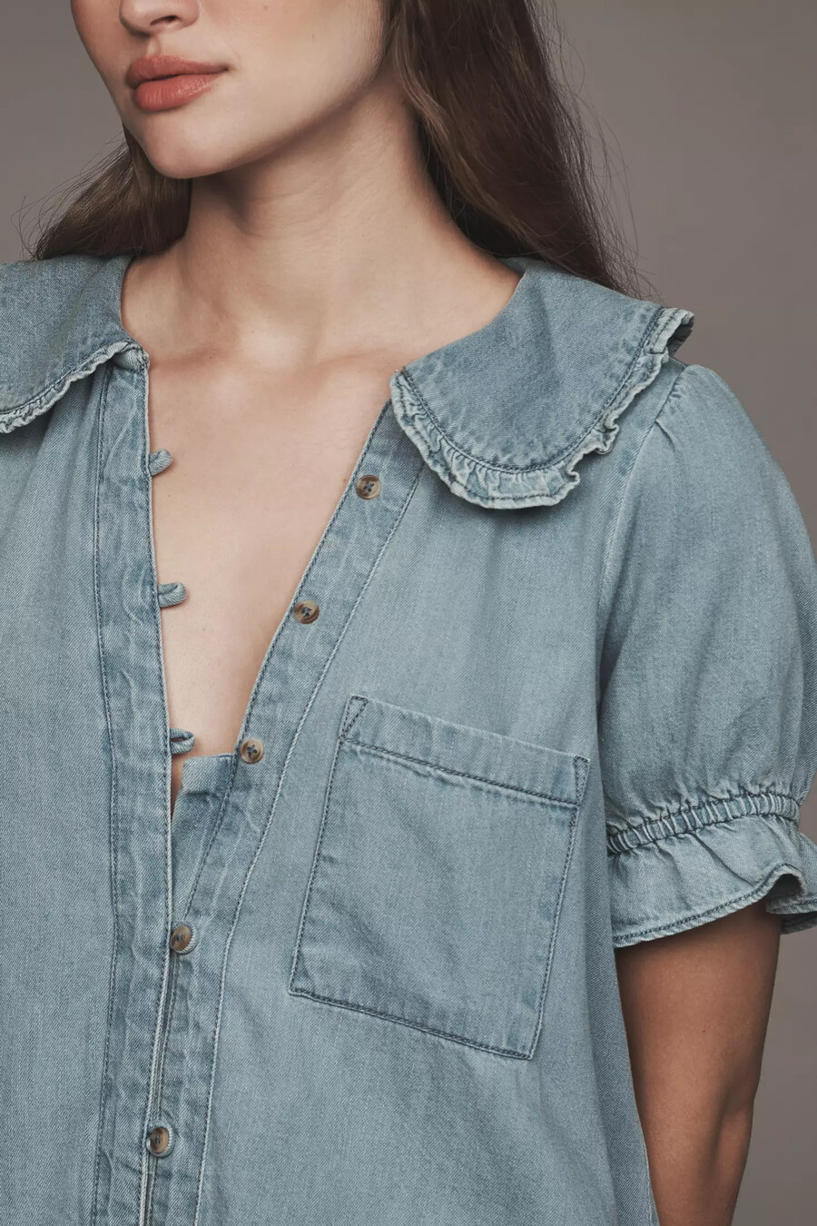 el minivestido keira con cuello y botones al frente de pilcro
